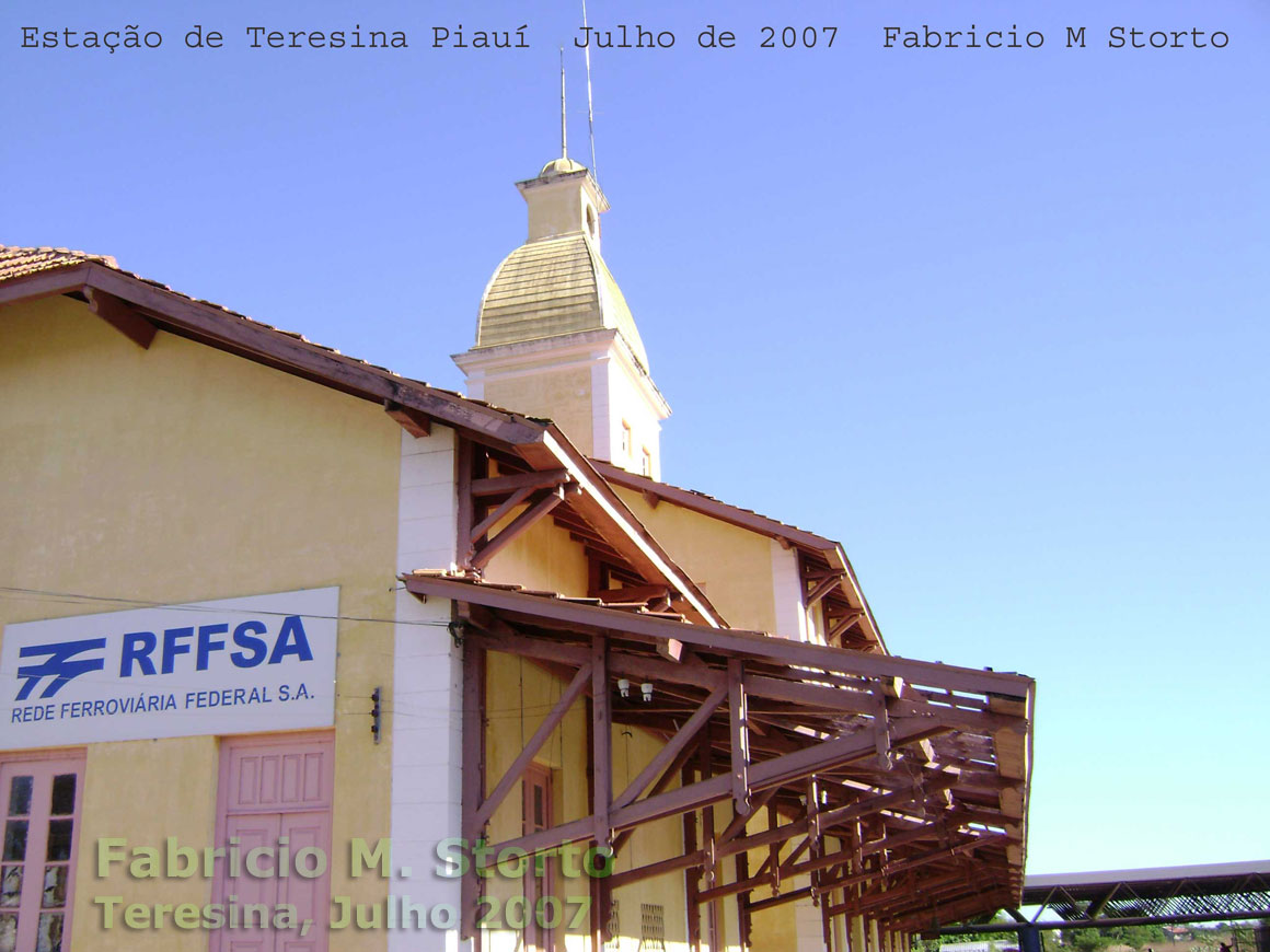 Cobertura da antiga plataforma de embarque, vista desde a lateral, ainda com a placa da RFFSA - Rede Ferroviária Federal