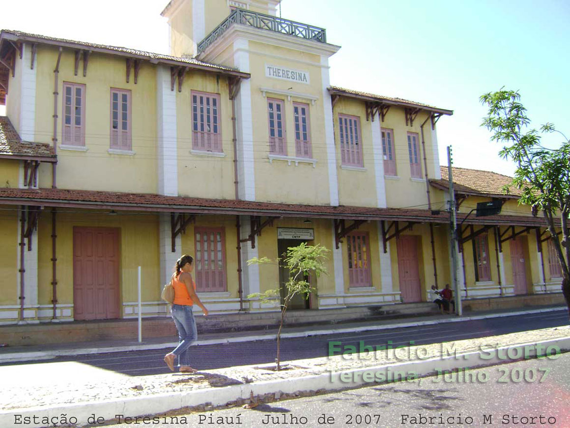 Fachada da estação ferroviária de Teresina, voltada para a rua