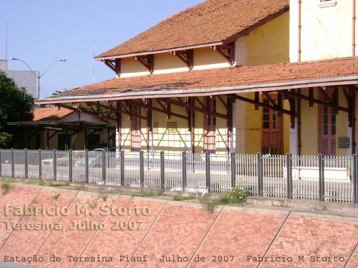 Estação ferroviária de Teresina vista pelo lado da antiga plataforma de embarque junto aos trilhos