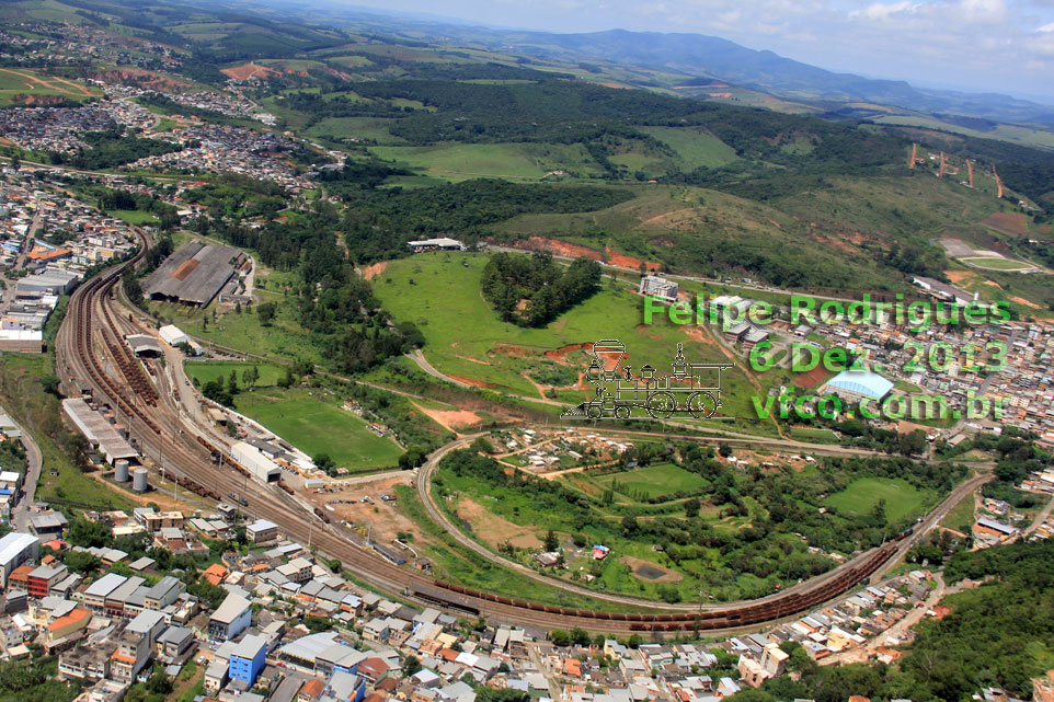 Pátio de formação de trens de Conselheiro Lafaiete, visto do leste, com a pera de reversão de vagões e locomotivas à direita