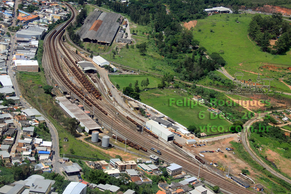 Pátio ferroviário Parada Bananeiras, vendo-se ao fundo a antiga fábrica de vagões da Santa Matilde, em Conselheiro Lafaiete