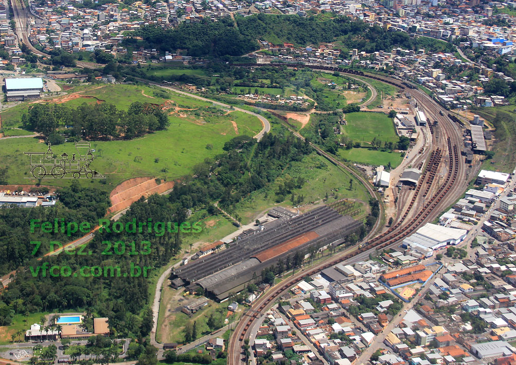 Pátio de formação de trens de Conselheiro Lafaiete, visto do sul (km 460), com a fábrica da Santa Matilde em primeiro plano