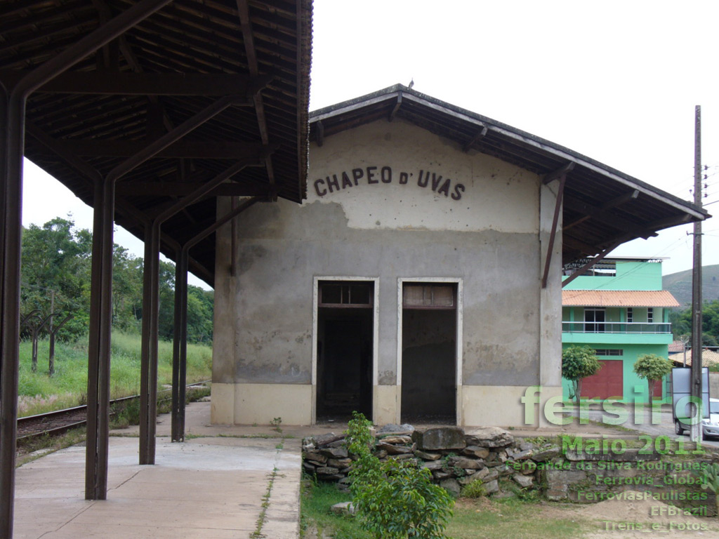 Estação ferroviária Chapéu d'Uvas, vista com a plataforma e os trilhos