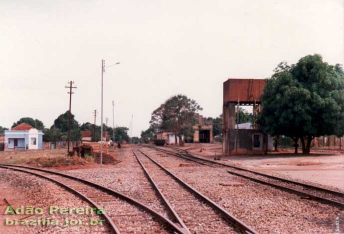 Caixa d'água do pátio ferroviário de Pires do Rio na década de 1980, vendo-se ao fundo um dos prédios de serviço