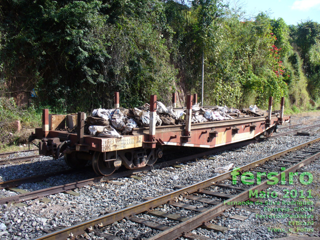 Vagão prancha nos trilhos do pátio da Estação ferroviária de Arantina