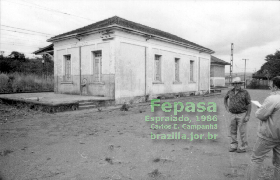 Fachada externa da estação ferroviária Espraiado, vendo-se na parede lateral a pia externa de cuba inglesa