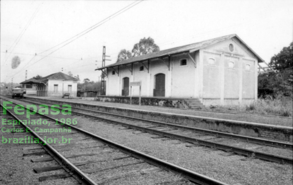 Armazém ferroviário da estação Espraiado, vista ao fundo, junto à cabine de sinalização