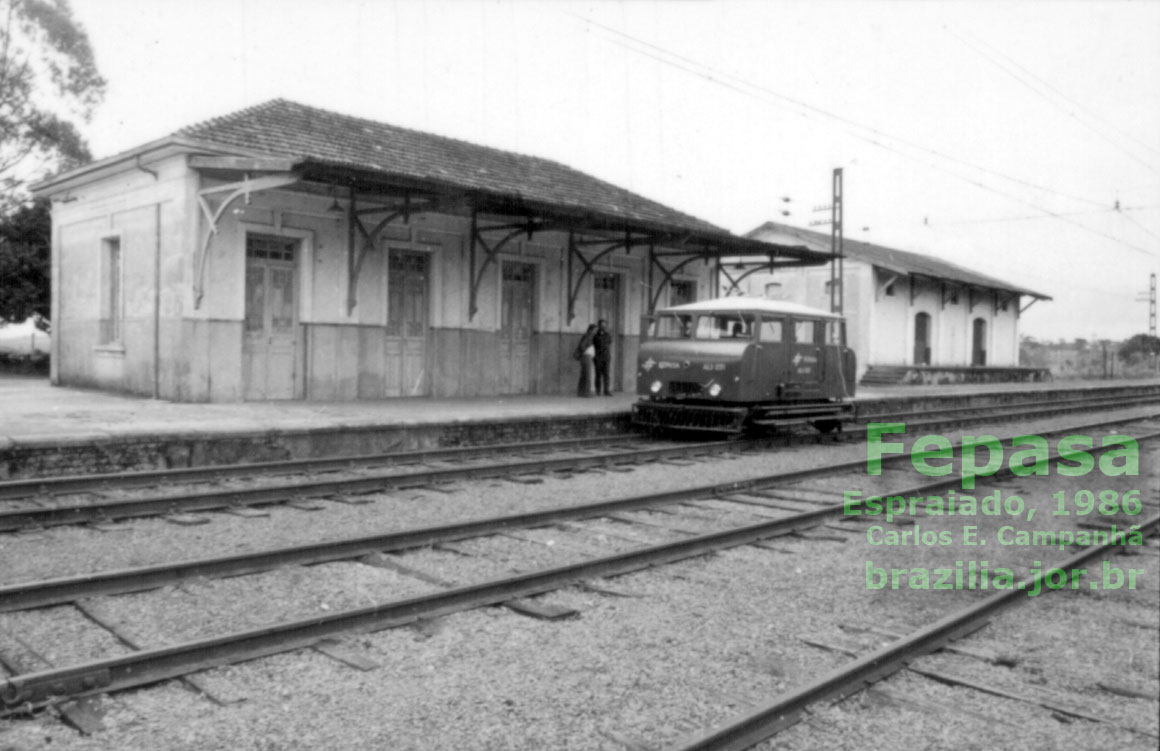 Estação ferroviária Espraiado, vista dos trilhos, tendo ao fundo o armazém de duas portas