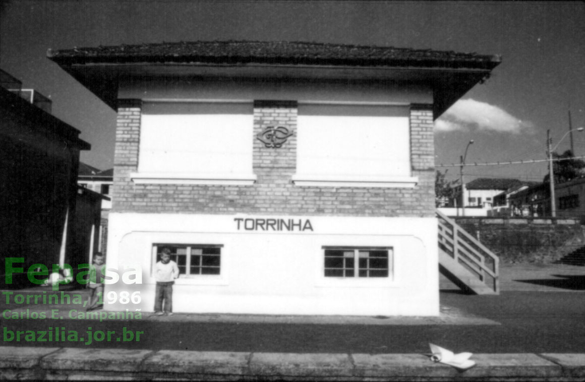 Cabine de controle da estação ferroviária de Torrinha, com o emblema da CP - Companhia Paulista de Estradas de Ferro