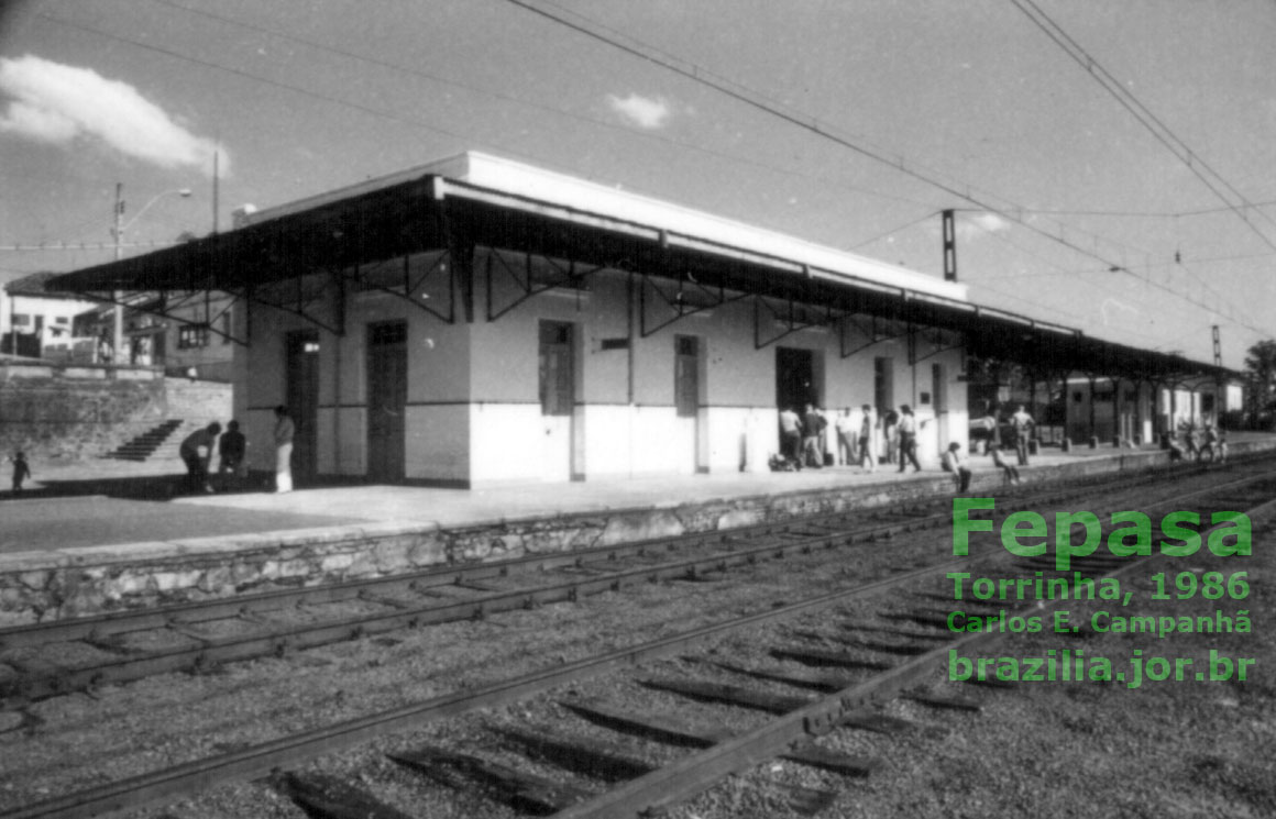 Estação ferroviária de Torrinha vista dos trilhos