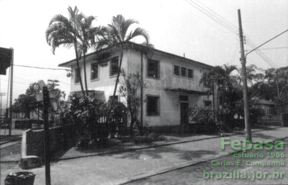 Fachada urbana do prédio da estação ferroviária Estuário, UR7 Fepasa (antiga Estrada de Ferro Sorocabana), em 1986