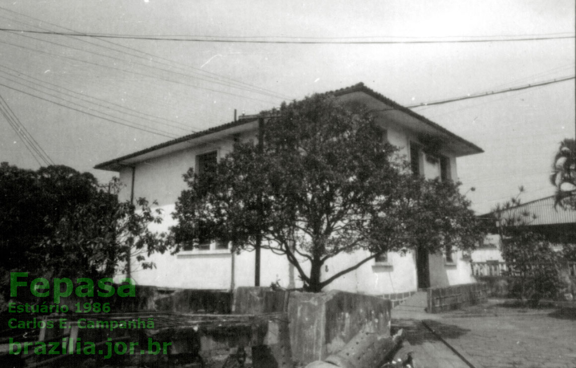 Lateral do prédio da estação ferroviária Estuário, UR7 Fepasa (antiga Estrada de Ferro Sorocabana), em 1986