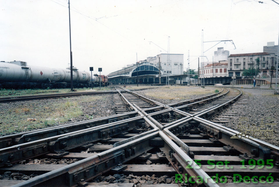 Cruzamento dos trilhos, aparentemente da linha LF-10 (Fepasa) com a linha de bitola mista LP (tronco RFFSA), em 1995