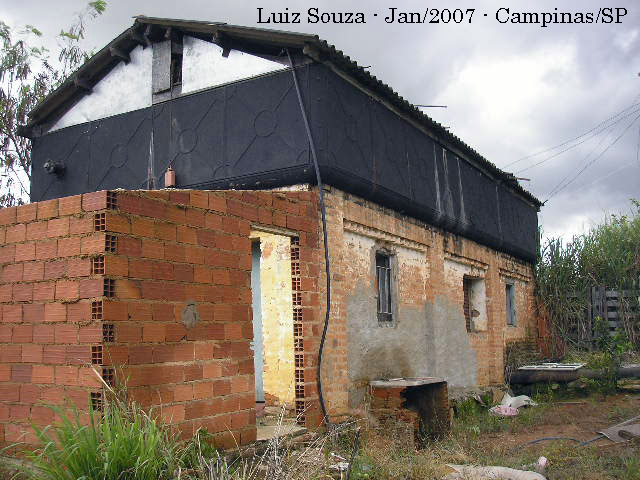 Caixa d'água da estação ferroviária de Anhumas, com vestígios da torre original