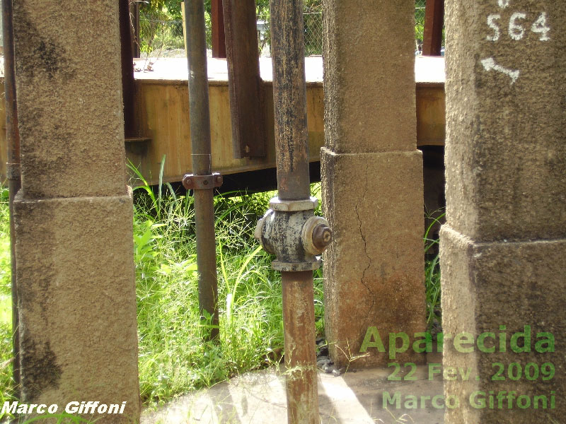 Detalhes da tubulação da caixa d'água da estação ferroviária de Aparecida do Norte