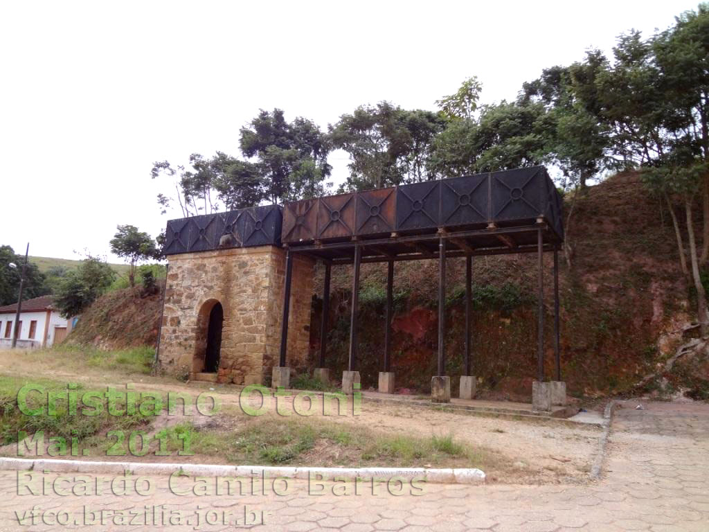 Vista frontal das caixas d'água da estação ferroviária de Cristiano Otoni