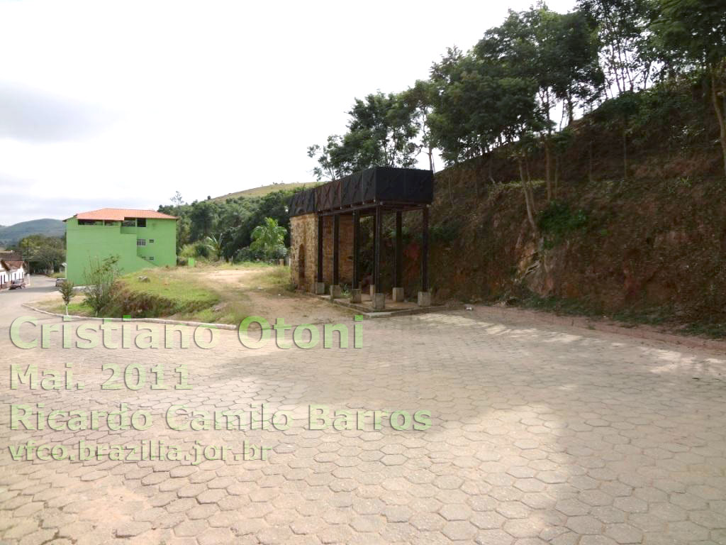 Caixas d'água vistas desde a estação ferroviária de Cristiano Otoni