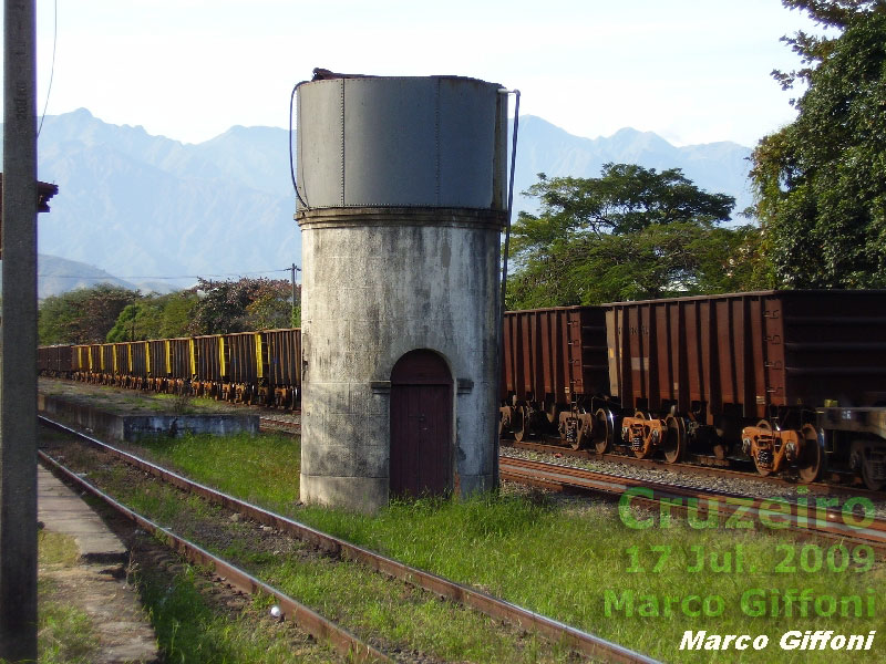 A caixa d'água vista do outro lado: posicionada para abastecer uma locomotiva na extremidade da plataforma