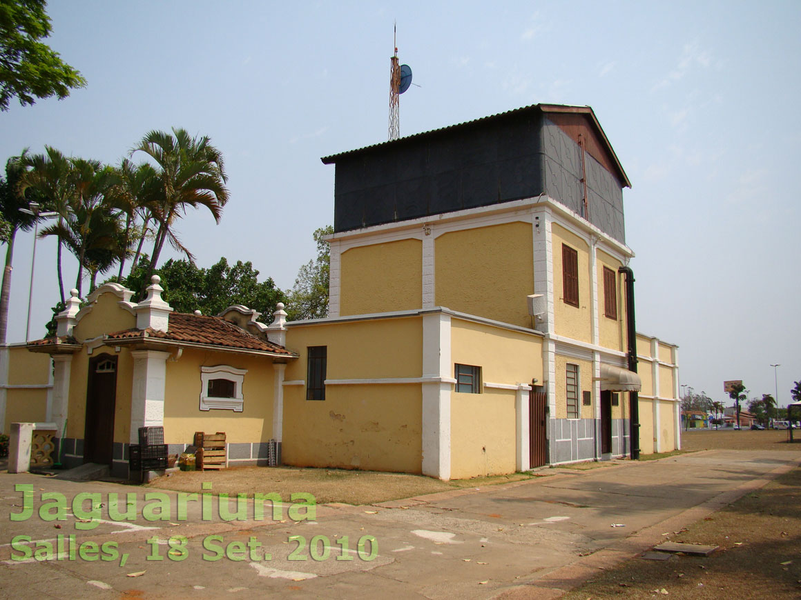 Outra vista da caixa d'água da estação ferroviária de Jaguariuna, antiga linha tronco da Cia. Mogiana de Estradas de Ferro 