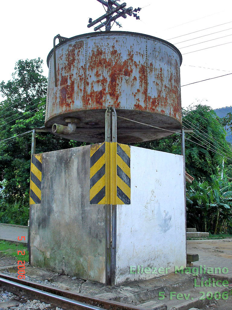 Caixa d'água da estação ferroviária de Lídice, entre os trilhos e a rua