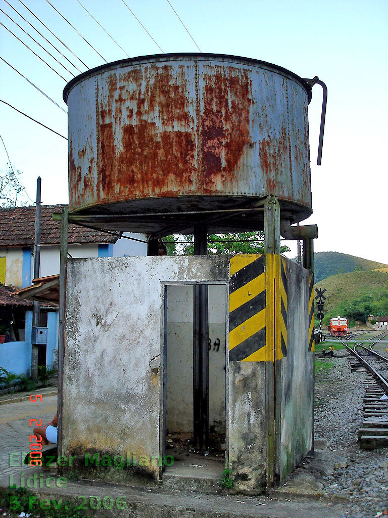 Outra vista da caixa d'água da estação ferroviária de Lídice, vendo-se ao fundo os trilhos do pátio