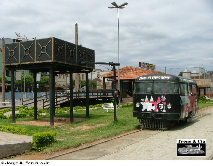 Caixa d'água junto aos trilhos da estação ferroviária de Paraíba do Sul