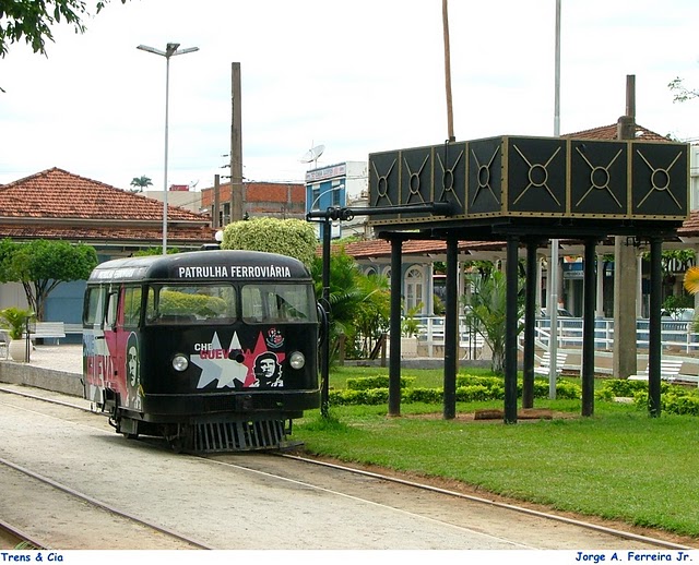 Outra vista da Caixa d'água junto aos trilhos da estação ferroviária de Paraíba do Sul