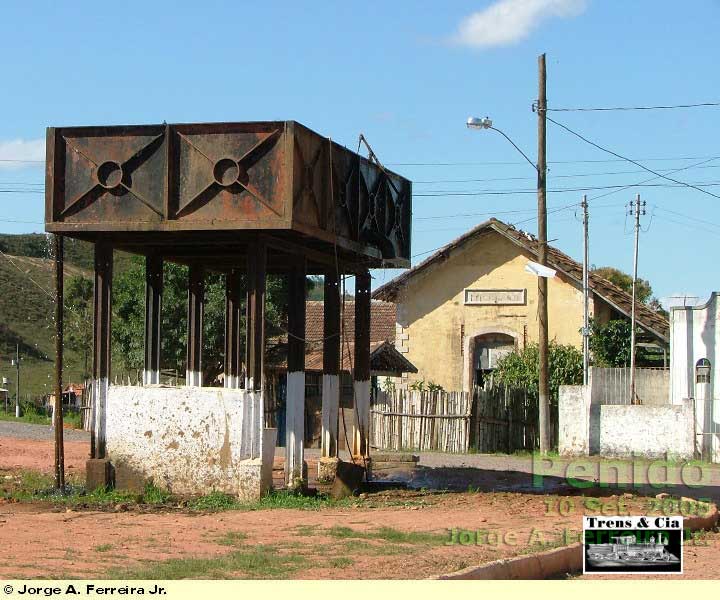 Caixa d'água ao lado de onde passavam os trilhos da estação ferroviária de Penido