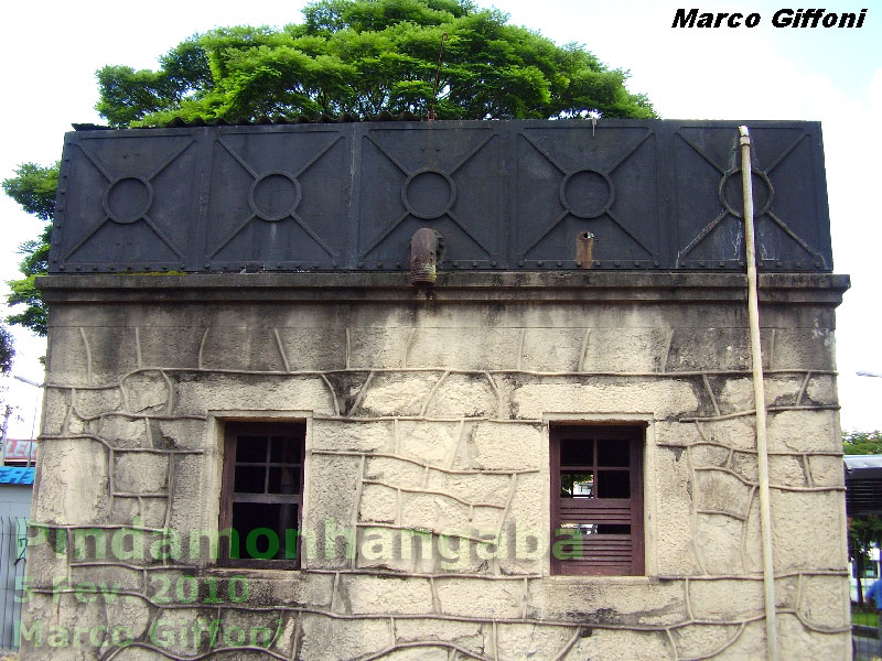 Detalhes da caixa d'água na estação ferroviária de Pindamonhangaba