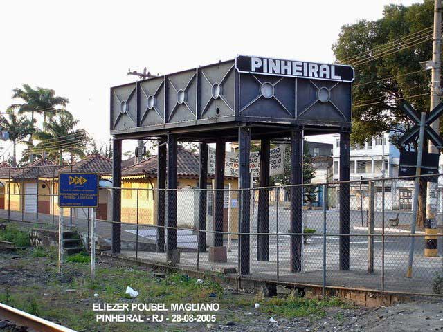 Caixa d'água da estação ferroviária de Pinheiral, separada dos trilhos por um alambrado