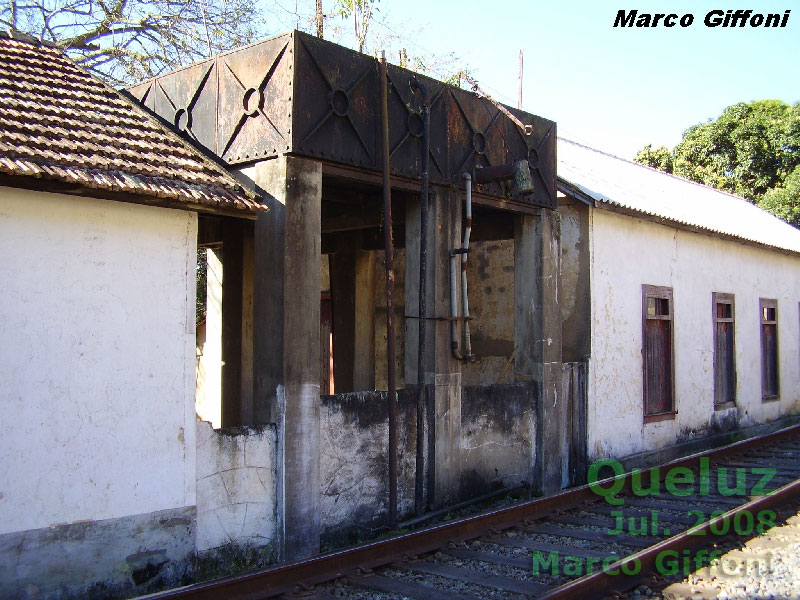 Outra vista da caixa d'água junto aos trilhos "sentido inferior" (para o Rio de Janeiro)