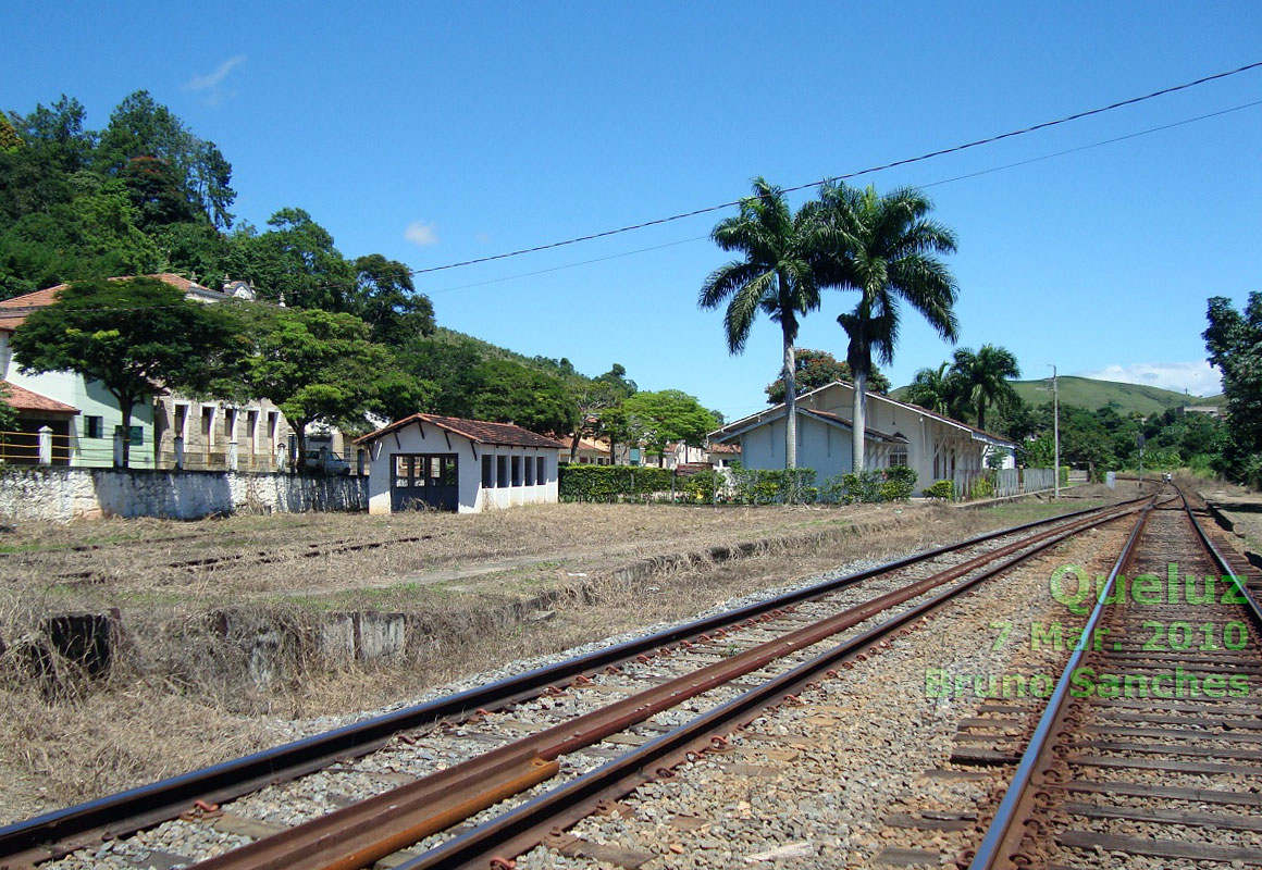 Início da plataforma da estação ferroviária de Queluz: para longos trens de passageiros