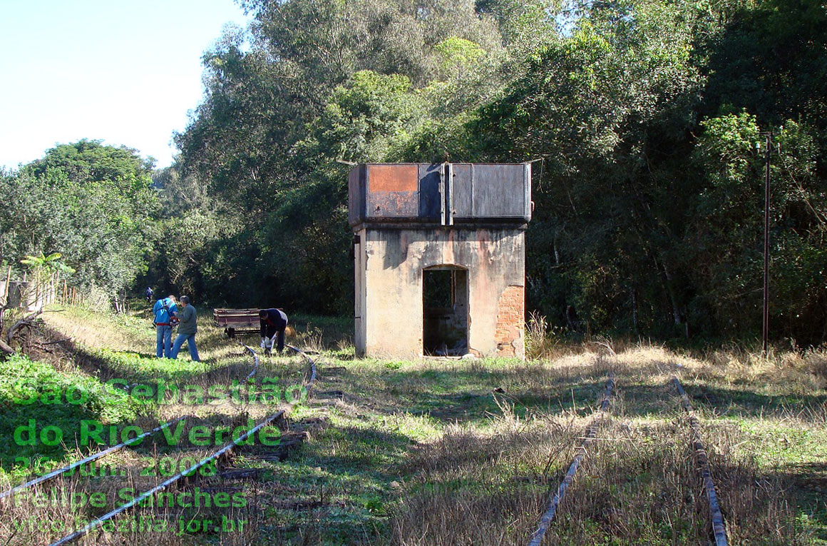 Caixa d'água da estação ferroviária de São Sebastião do Rio Verde fotografada em 2010, durante a capina para operação do Trem das Águas