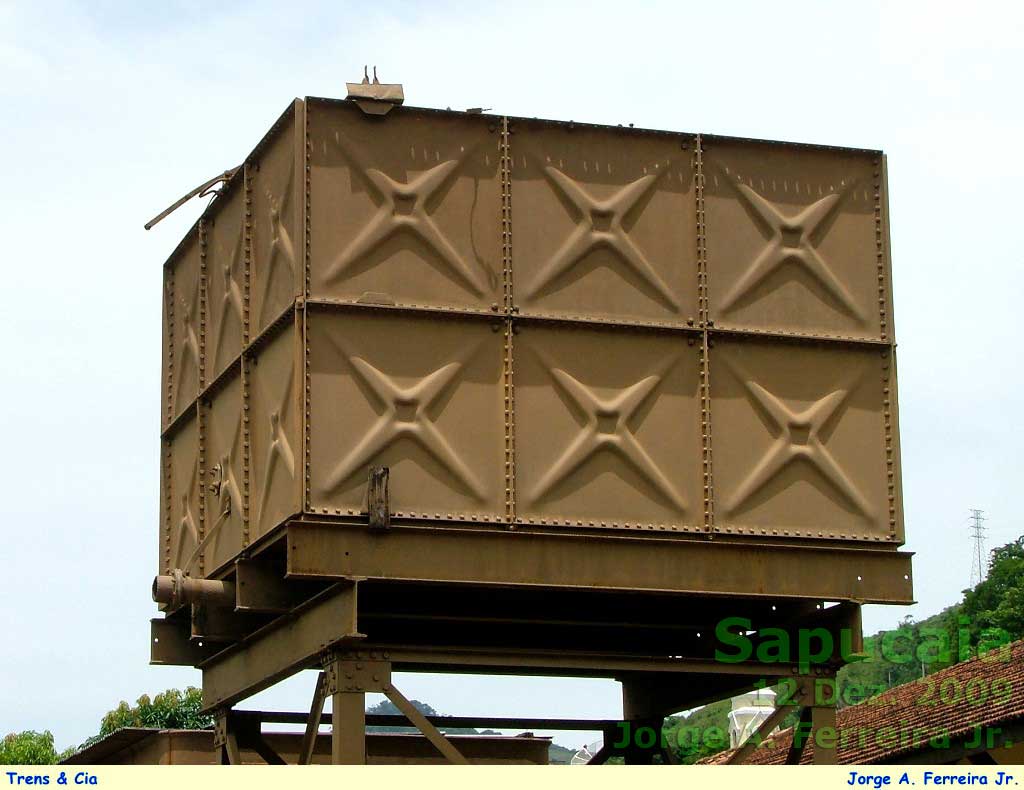 Detalhes da caixa d'água da estação ferroviária de Sapucaia, com "desenho" (reforços das chapas) um pouco diferente: estrelas de quatro pontas