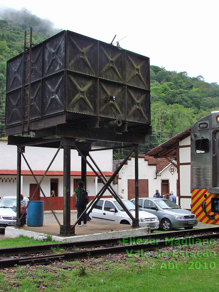 Detalhes do lado da caixa d'água voltado para os trilhos da ferrovia