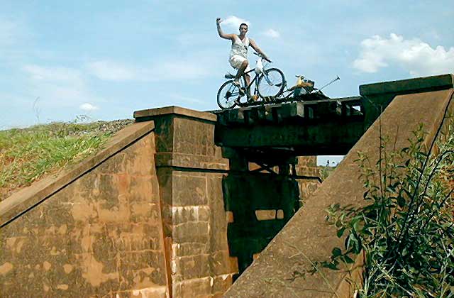 Bicilinha sobre um pequeno viaduto ferroviário