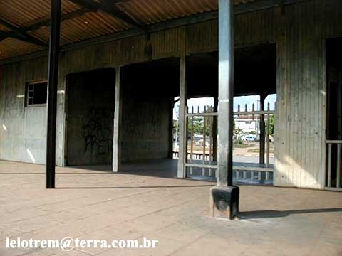 Entrada da estação ferroviária de Lucélia vista da plataforma