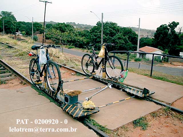 Bicilinha pronta para andar nos trilhos da ferrovia