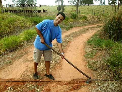 O inventor da Bicilinha, capinando o mato nos trilhos da ferrovia