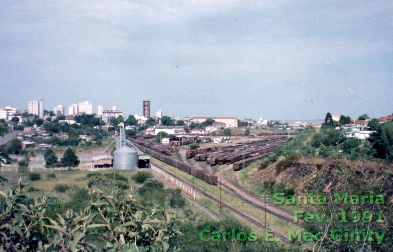 Vista dos trilhos de entrada no pátio de triagem de vagões