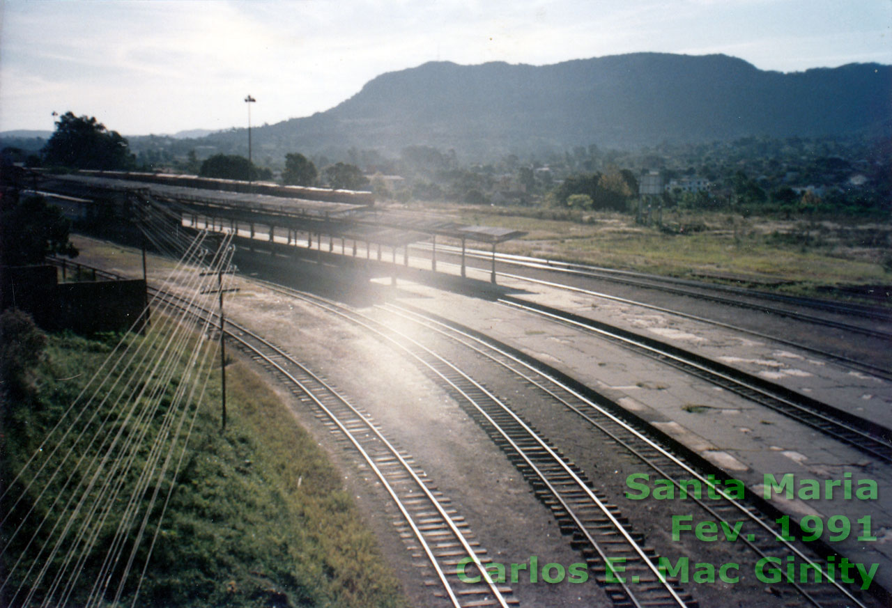 Trilhos em curva na estação ferroviária