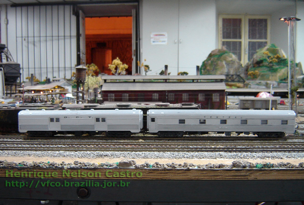 O ferreomodelo de vagão postal encurtado, ao lado de um carro dormitório-cabine do Trem Vera Cruz / Santa Cruz