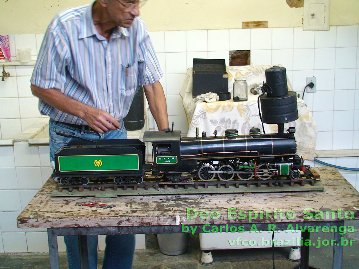 Ferreomodelo "live steam" escala 1:20 da locomotiva Mikado 165 da EFVM - Estrada de Ferro Vitória a Minas na bancada do Deo Espírito Santo