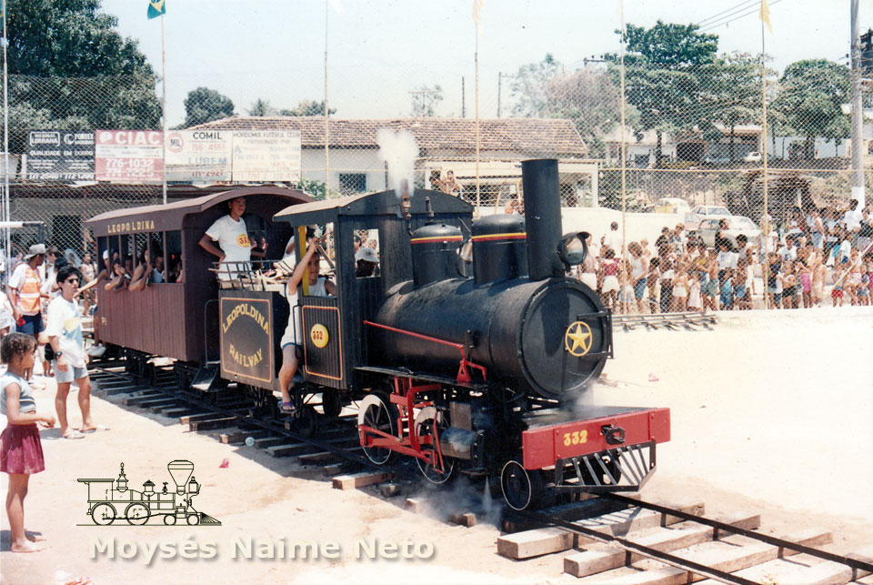 O trem com a garotada, puxado pela locomotiva a "vapor vivo"