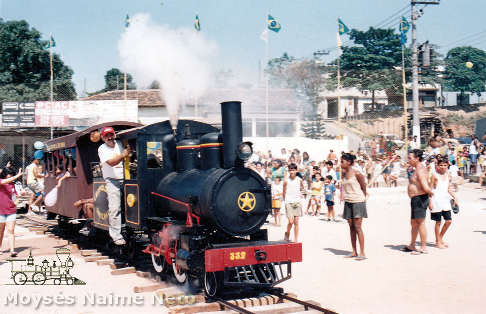 Famílias na praça para andar no trenzinho puxado pela locomotiva movida a vapor vivo