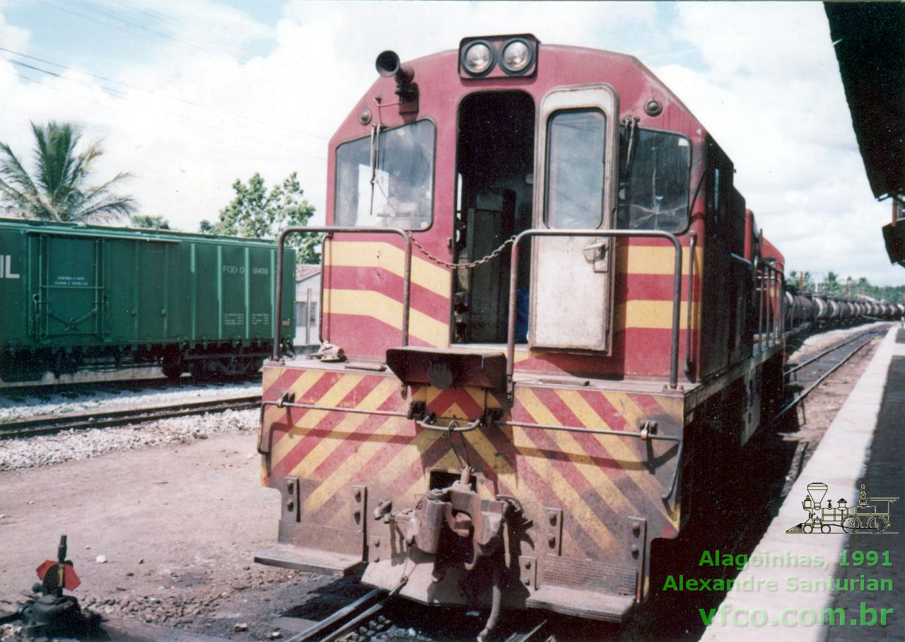 Foto frontal de uma locomotiva U10B em Alagoinhas