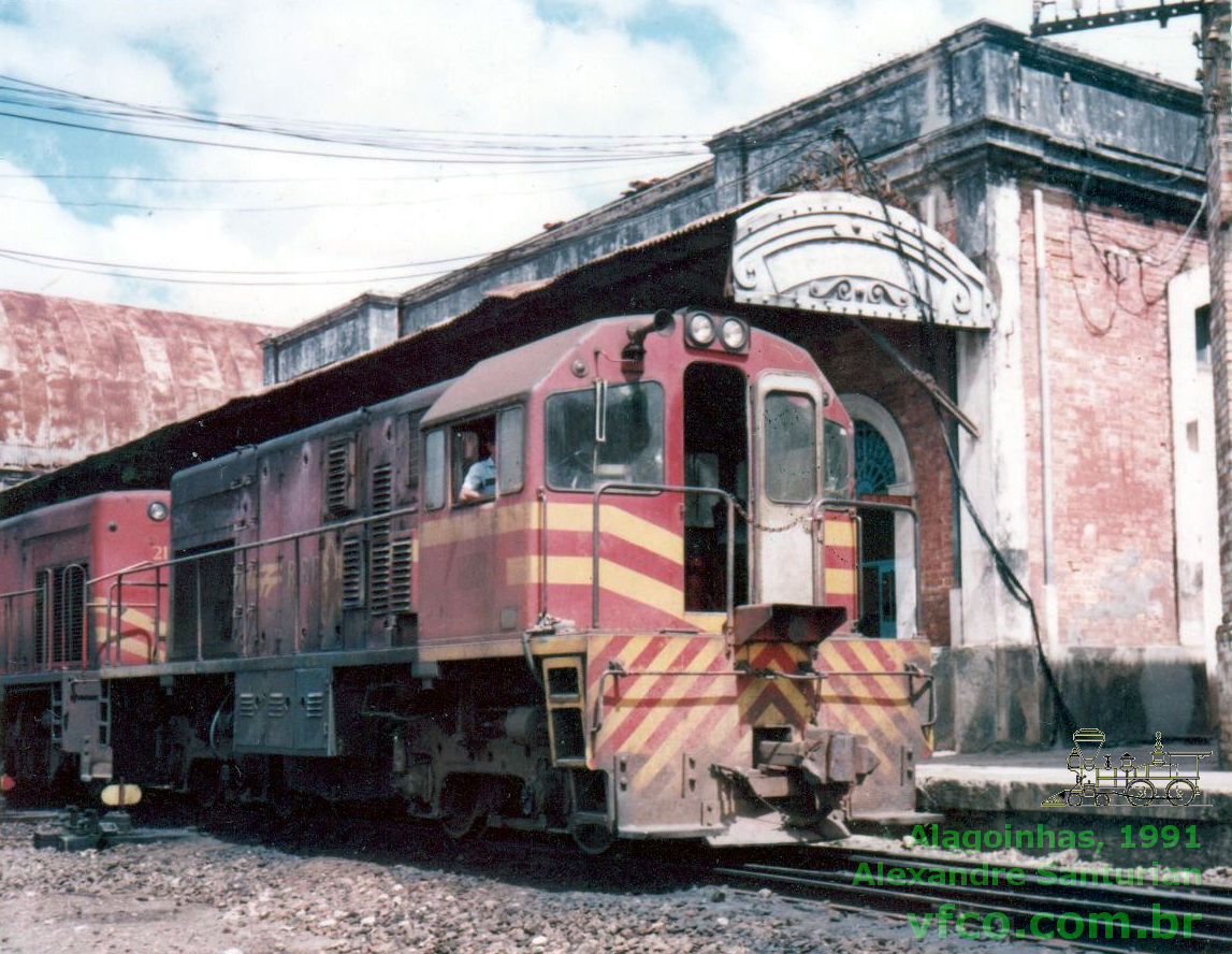 Loomotiva U-10B tracionando trem de combustíveis