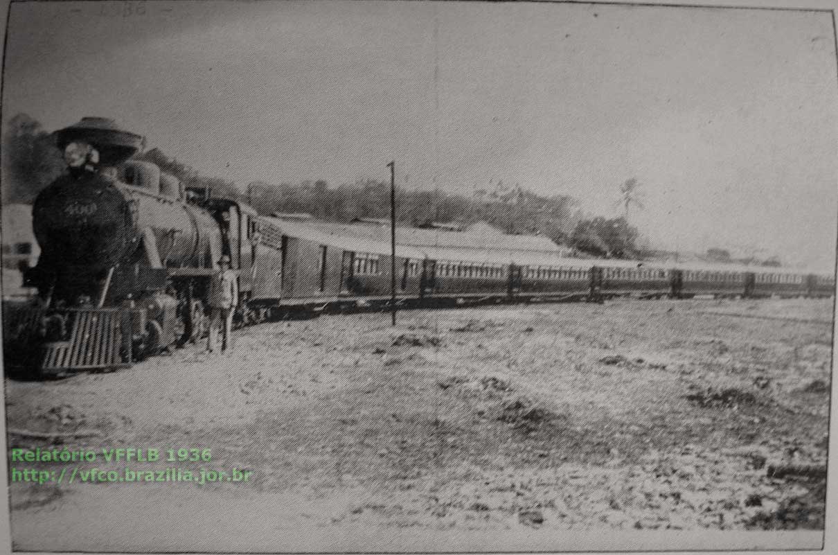 Trem de passageiros construído pelas oficinas da ferrovia, com a locomotiva nº 400