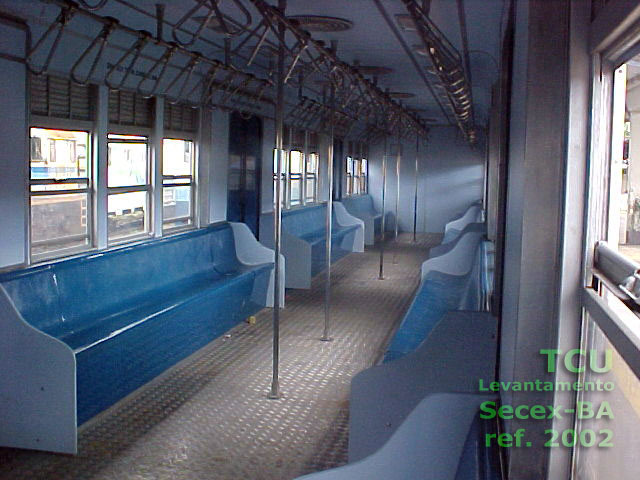 Interior de um carro-motor American Car & Foundry (ACF) recuperado