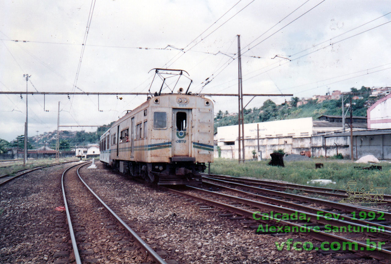 Trem-unidade elétrico saindo do pátio da Calçada em direção ao subúrbio de Paripe